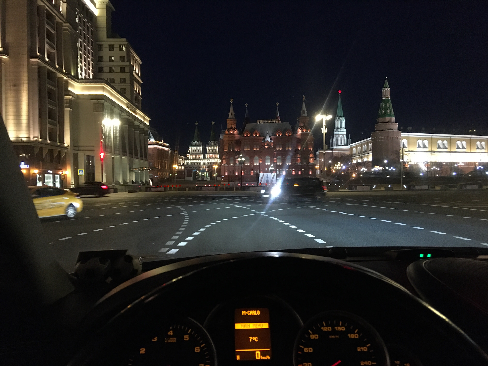 Ночной выезд. Порше Кайен ночью Москва. Порше Кайен за рулем ночью. Порше Кайен ночной город. Вид из машины.