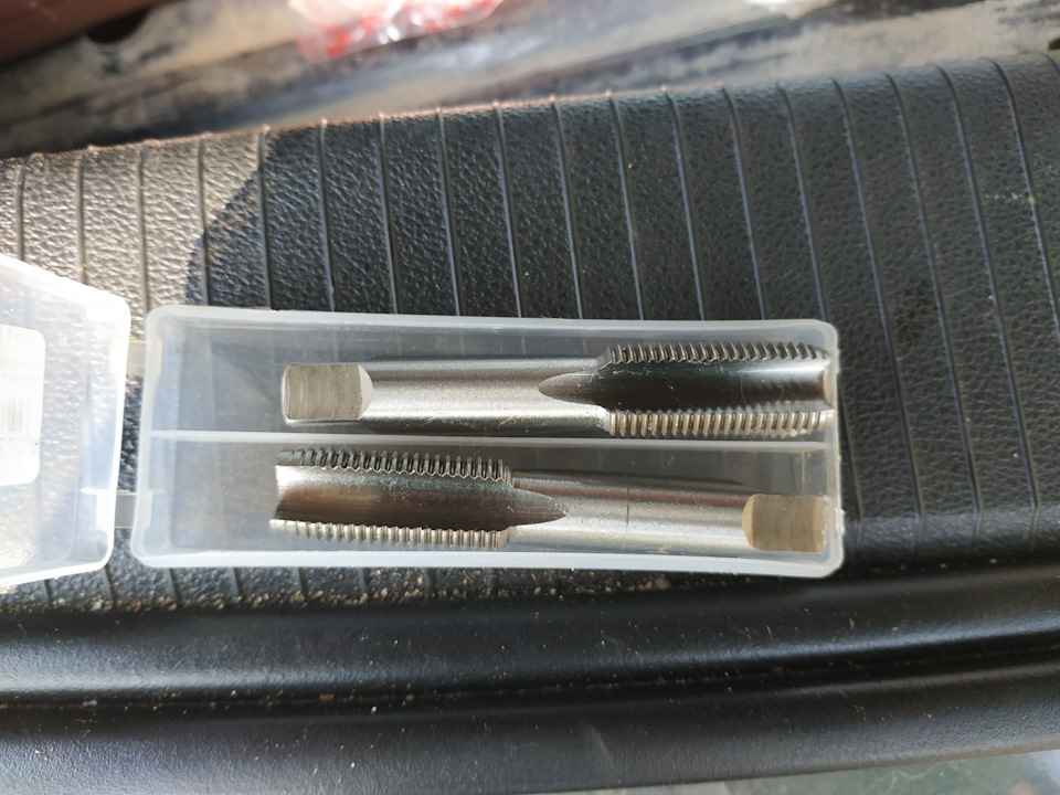 hQAAAgEUmOA 960 Как нарезать резьбу метчиком в поддоне авто