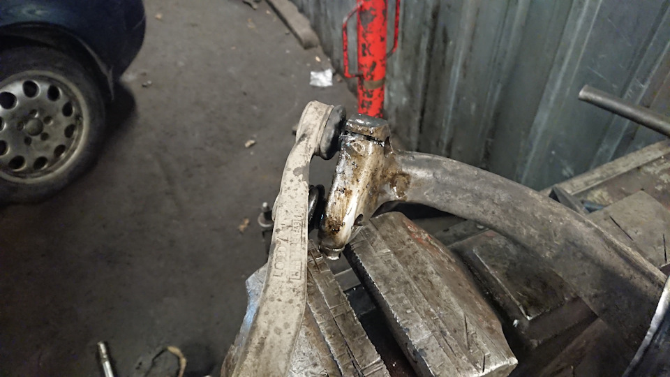 Замена верхних сайлентблоков и муфт глушителя — Audi A6 (C7), 3 л, 2011 ...