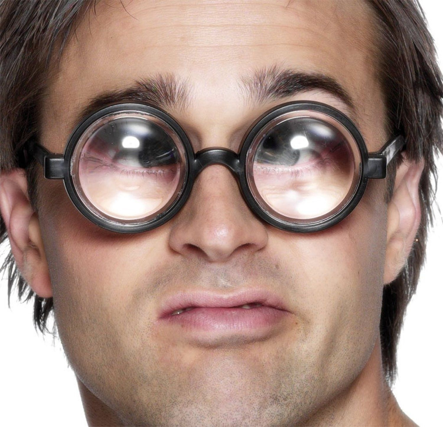Зрение меньше 10. Очки с толстыми линзами. Огромные очки с толстыми линзами. Человек с большими очками. Очки с толстыми линзами прикол.