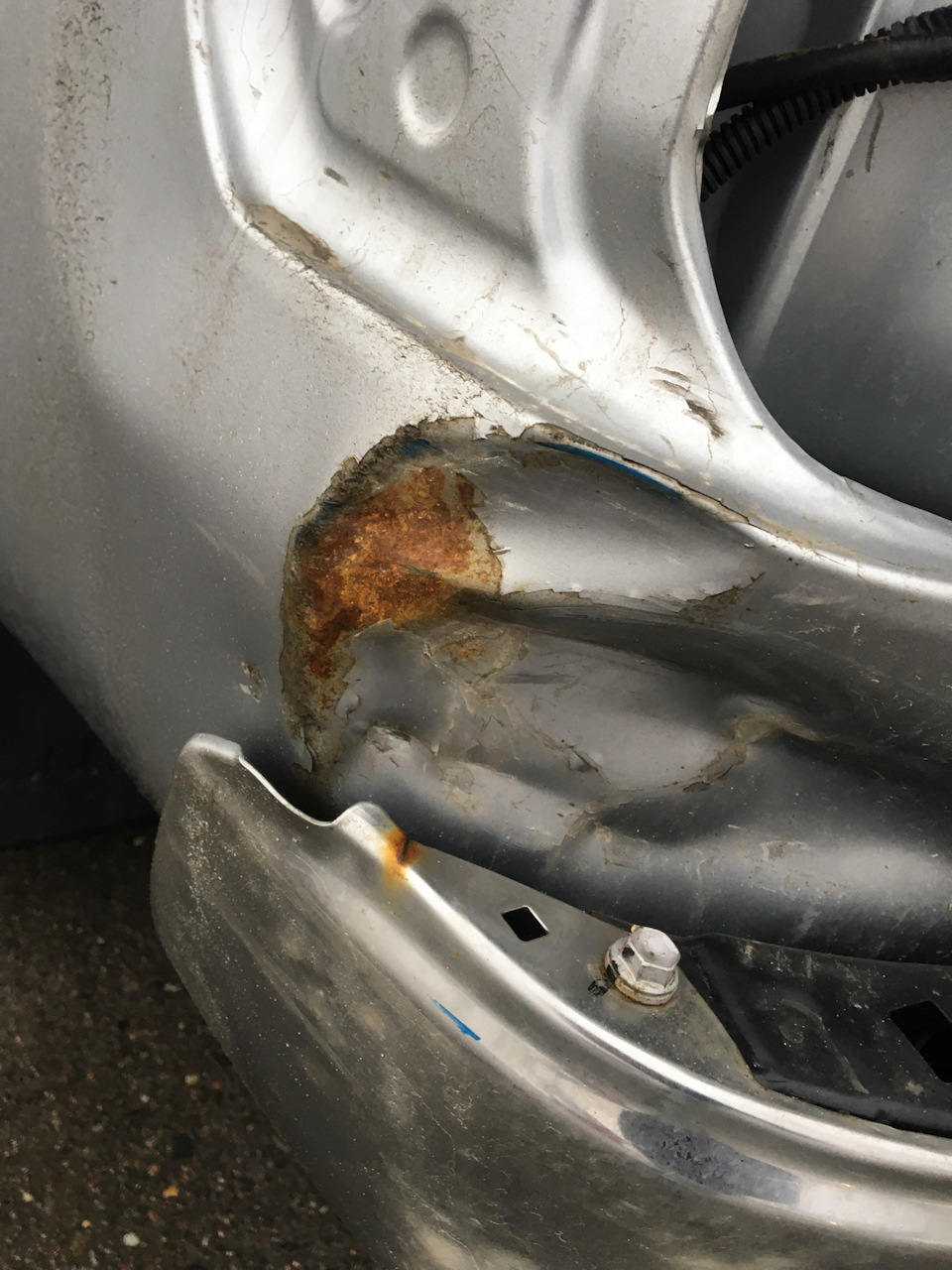 Пластиковый кожух петлей багажника от Jetta. — Volkswagen Polo Sedan, 1 ...