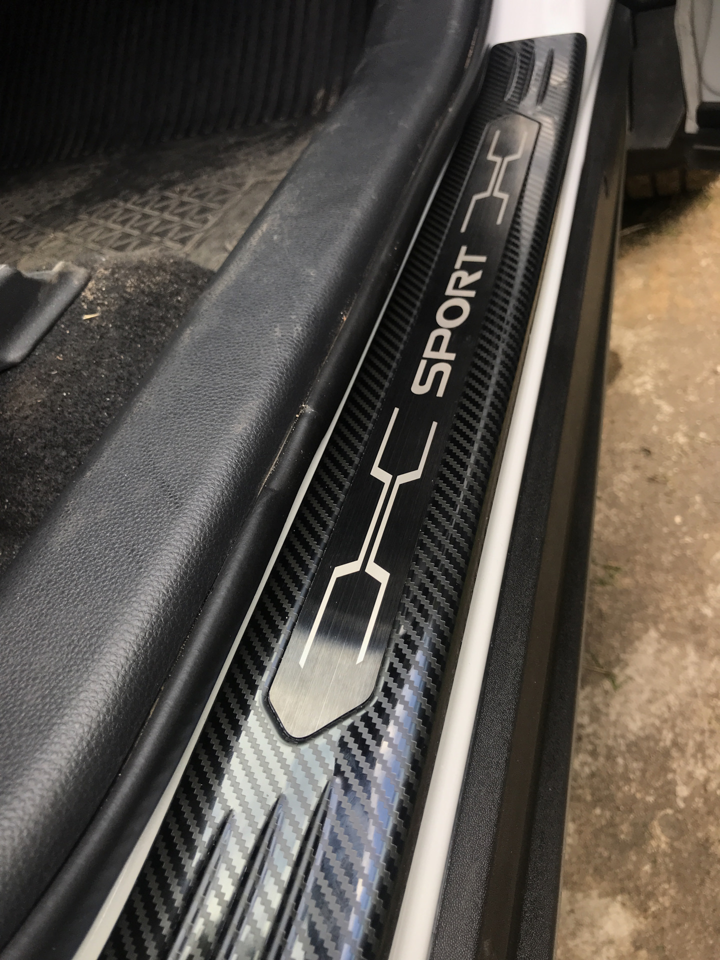 Декоративные накладки на пороги — Toyota RAV4 (5G), 2 л, 2019 года ...