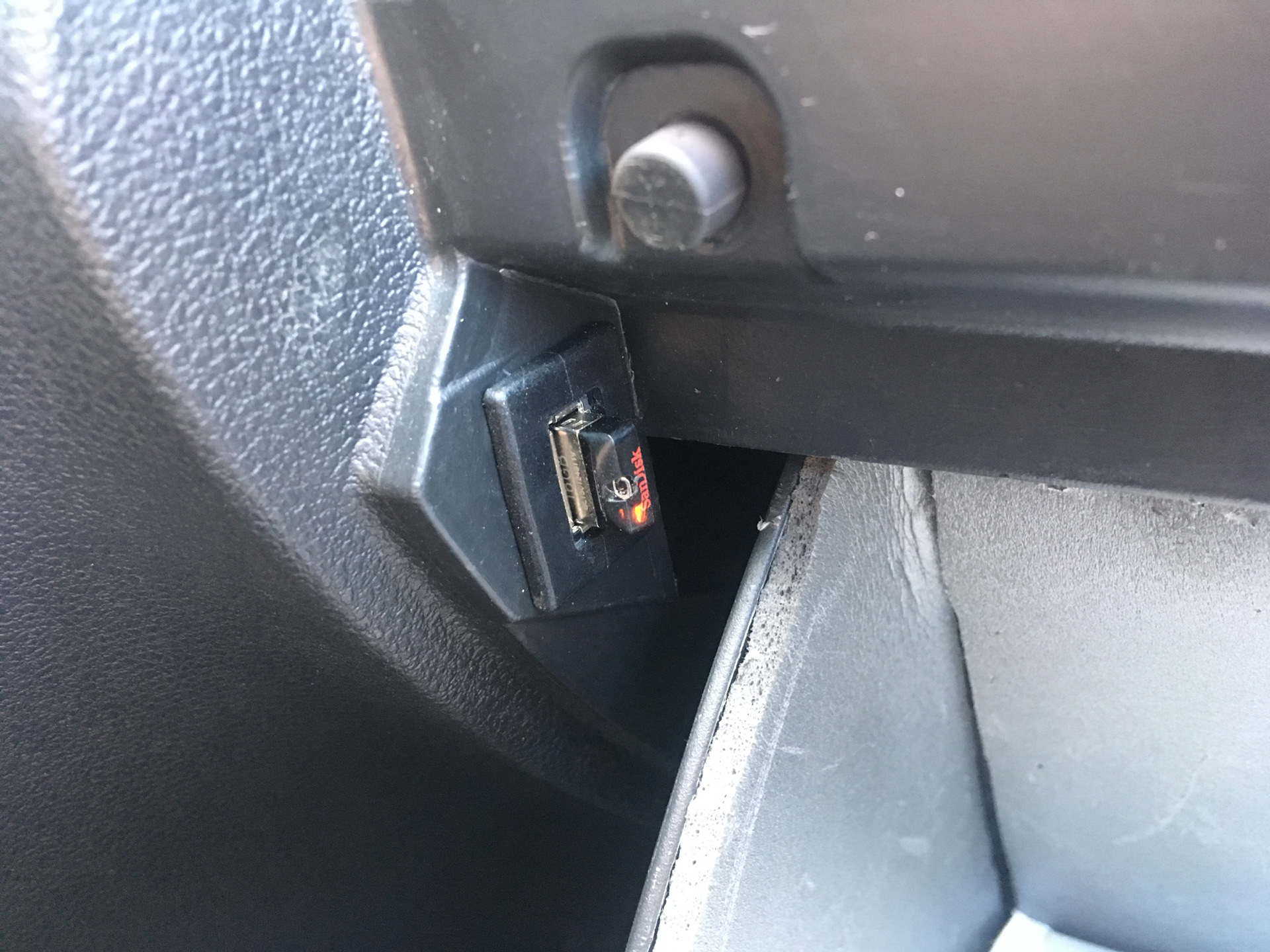 Как устанавливается ладу. Штатная сигналка лада гранта стандарт. Как устанавливается ладу. Блок сигнализации старлайн на гранте. Антистатик на рено логан.