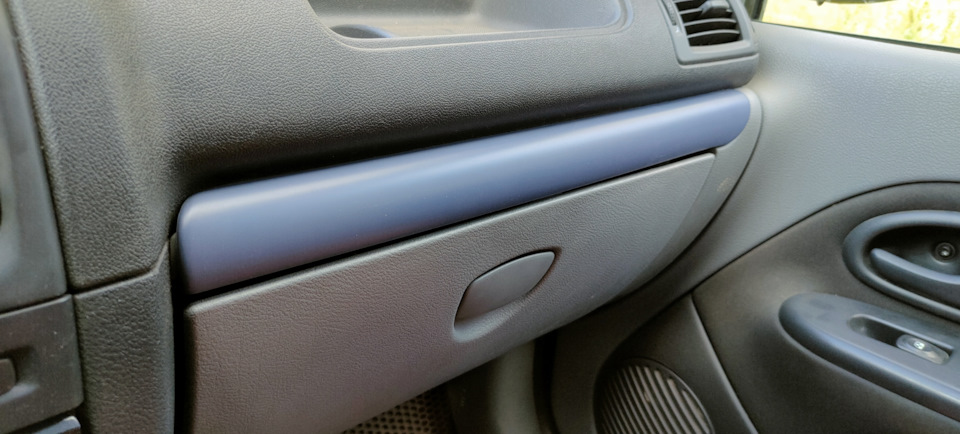 Декоративные накладки торпедо в черный - Renault Symbol, 1,4 л, 2007 года аксесс