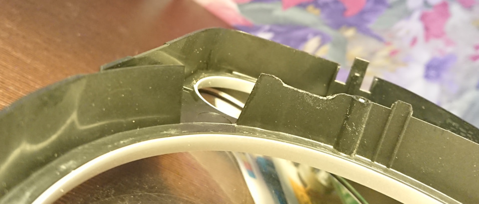 Видно место подрезки чтобы не давило на провода — Ford Galaxy (Mk II)