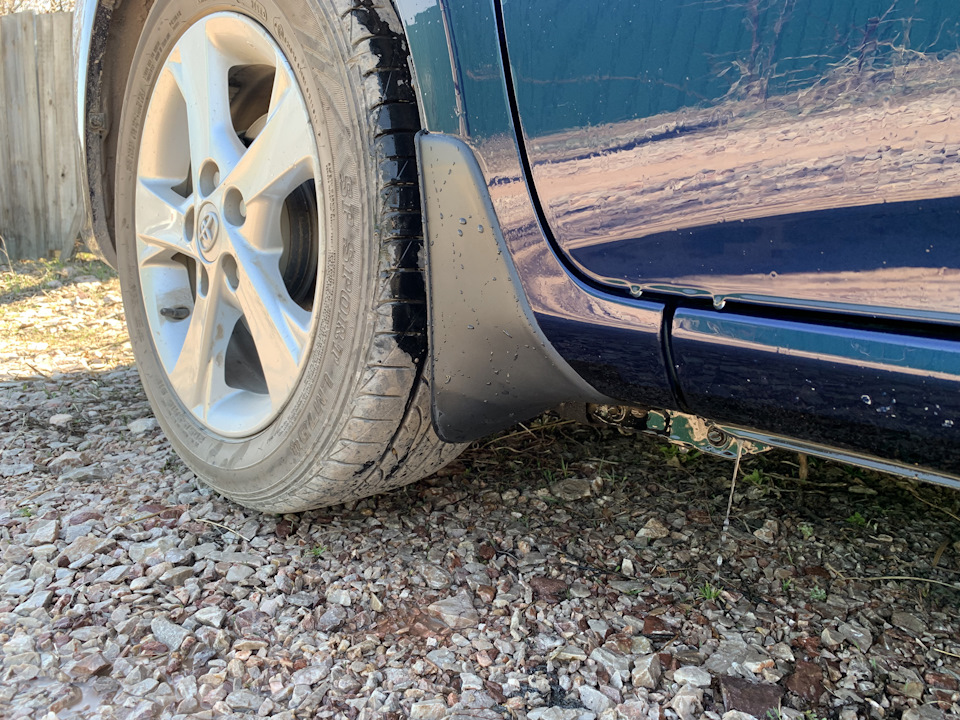 Передние брызговики — Toyota Corolla (140/150), 1,6 л, 2008 года ...