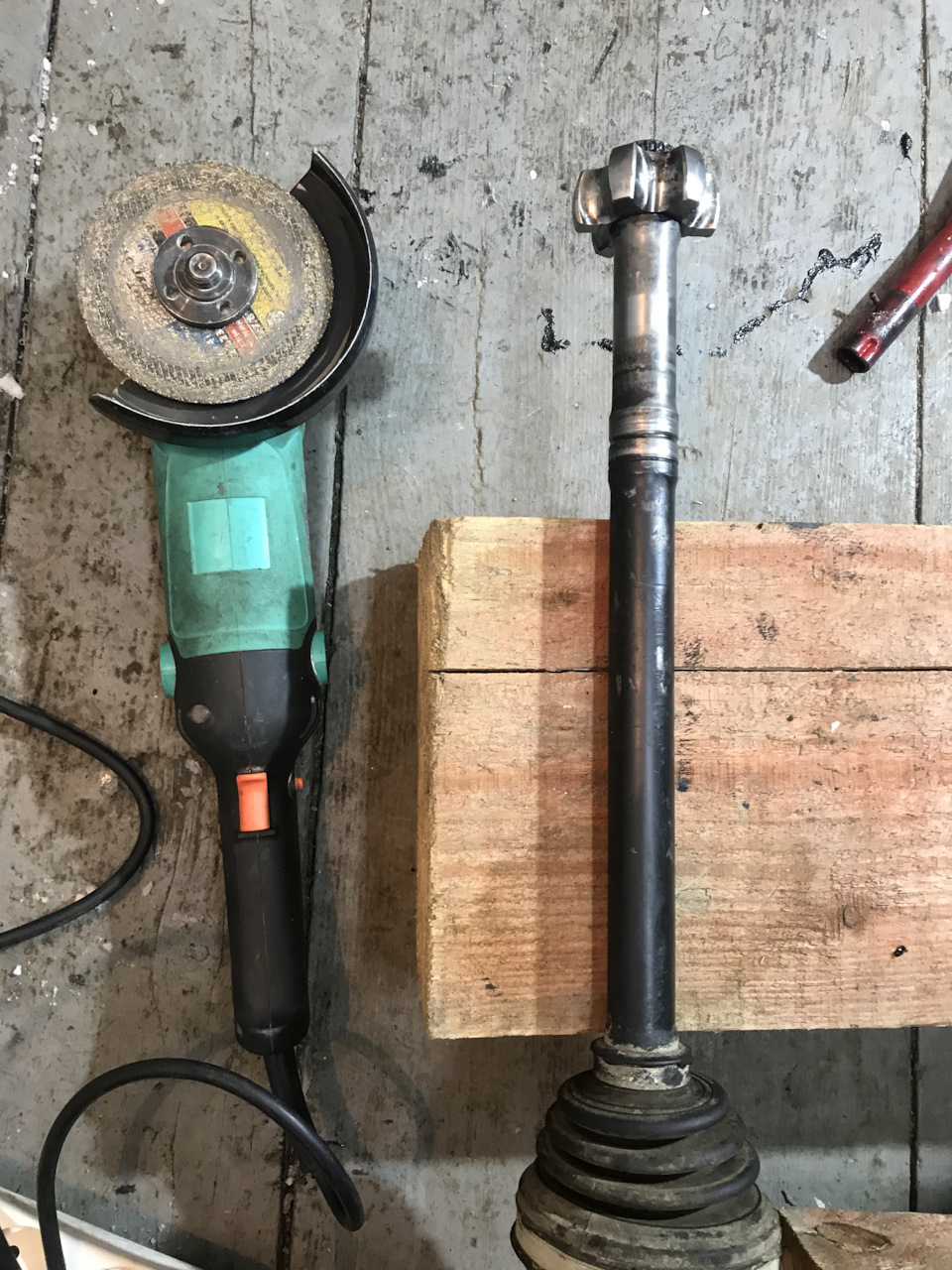 Кладём пациента на бок и сверху прикладываем болгарку, работаем обязательно в очках — Suzuki Grand Vitara (2G)