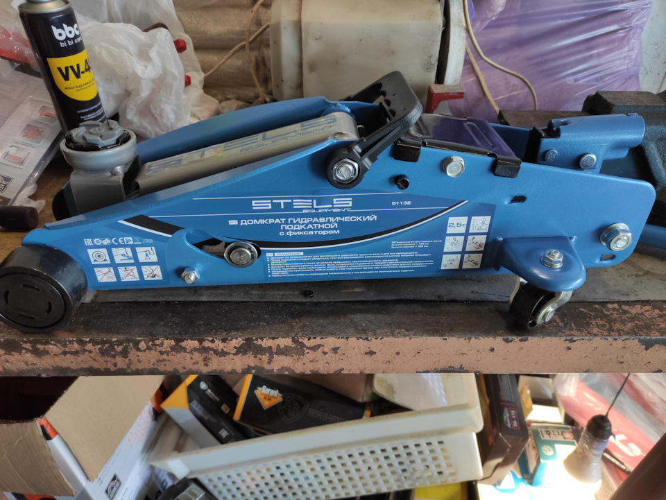 Подкатной домкрат Stels 51132, страховочные подставки Nordberg N3002E ...