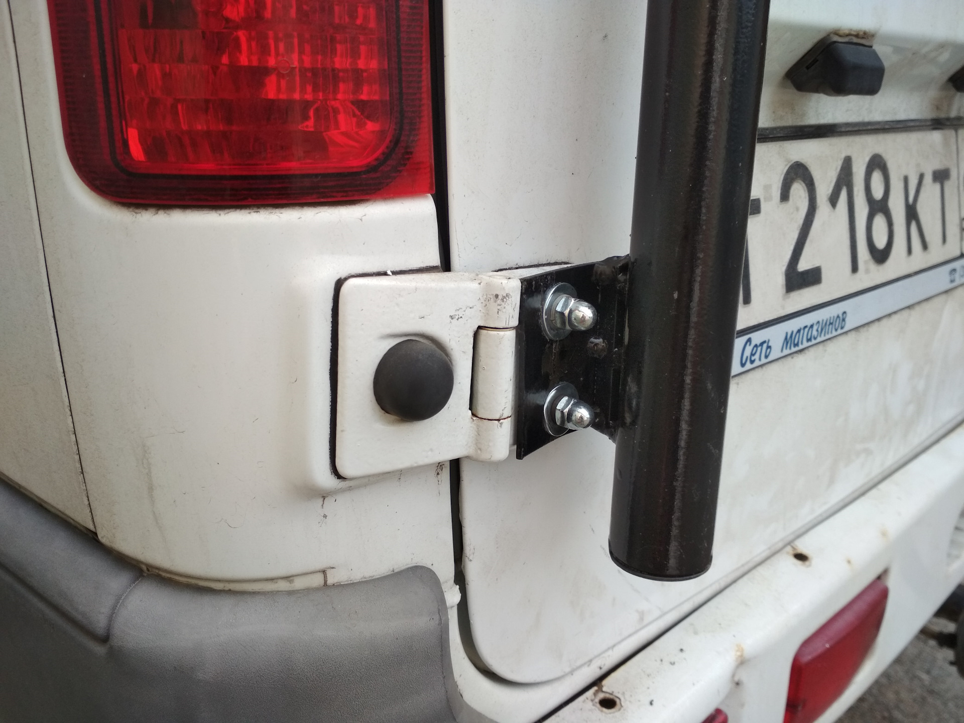 Соболь 4х4 концевик дверей. Крепление двери на газели. Дверь без обшивки газель 3302. Газель 33 0 2 пассажирская сдвижная дверь. Крепление двери на газели.