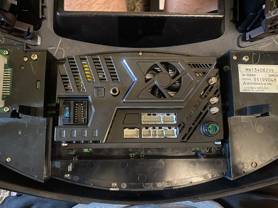 Нижний сделан путём просверливания пластиковой накладки и внедрения в неё болтиков на 3, получились такие шпильки. — Mitsubishi Grandis. Запчасти на фото: MN134082VD