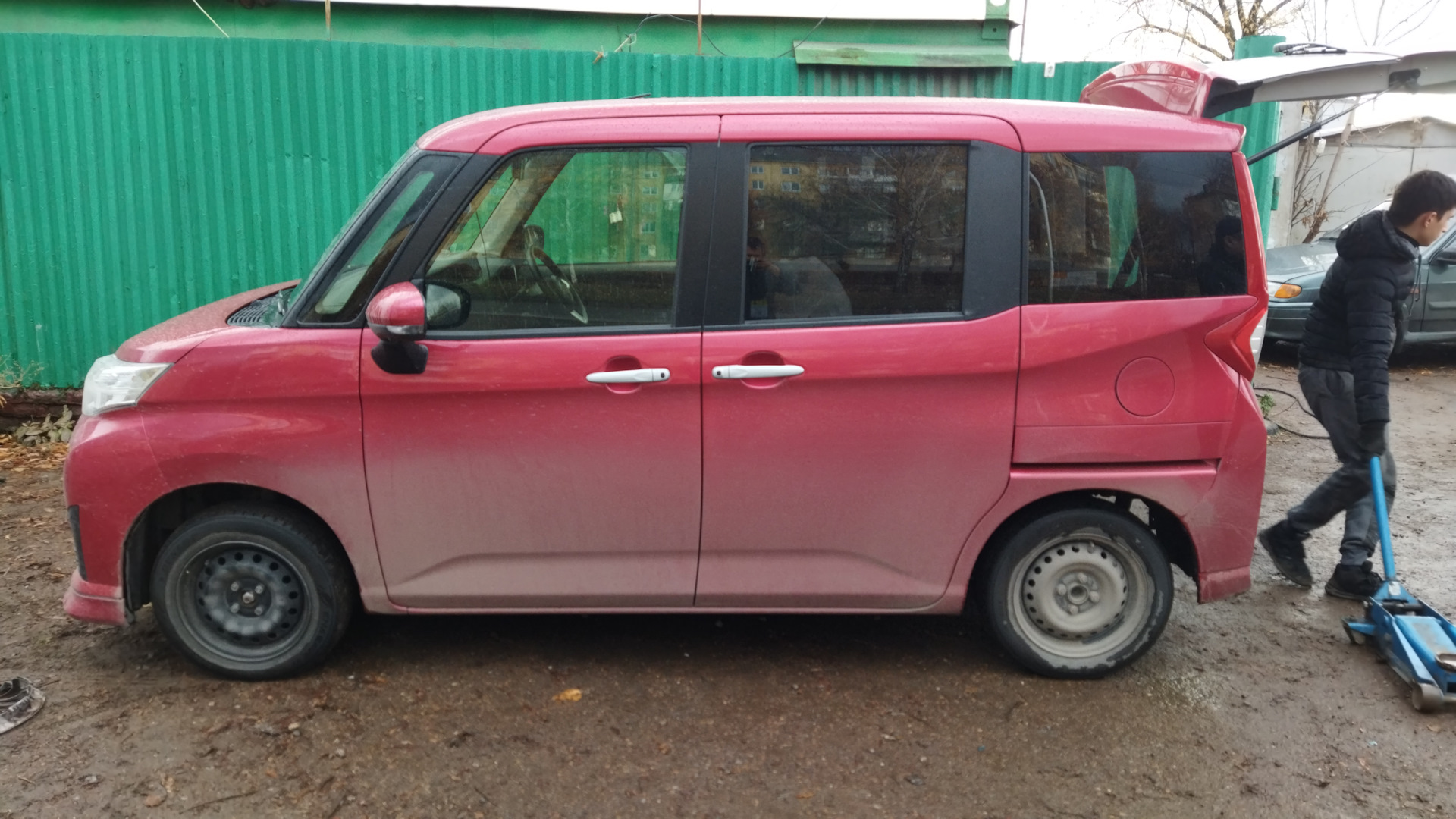 Тойота танк отзывы владельцев. Toyota Tank Pink. Диски на Тойота танк. Максимальные колеса на Тойота танк. Тойота танк синяя с человеком.