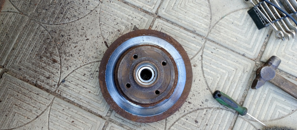 Неравномерный износ (новых)тормозных дисков, колодок. Вибрация при ...