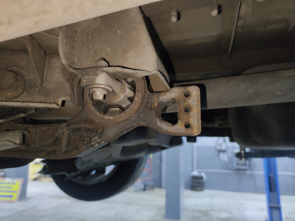 7. Установка демпфера на кронштейн заднего редуктора — Mercedes-Benz V ...