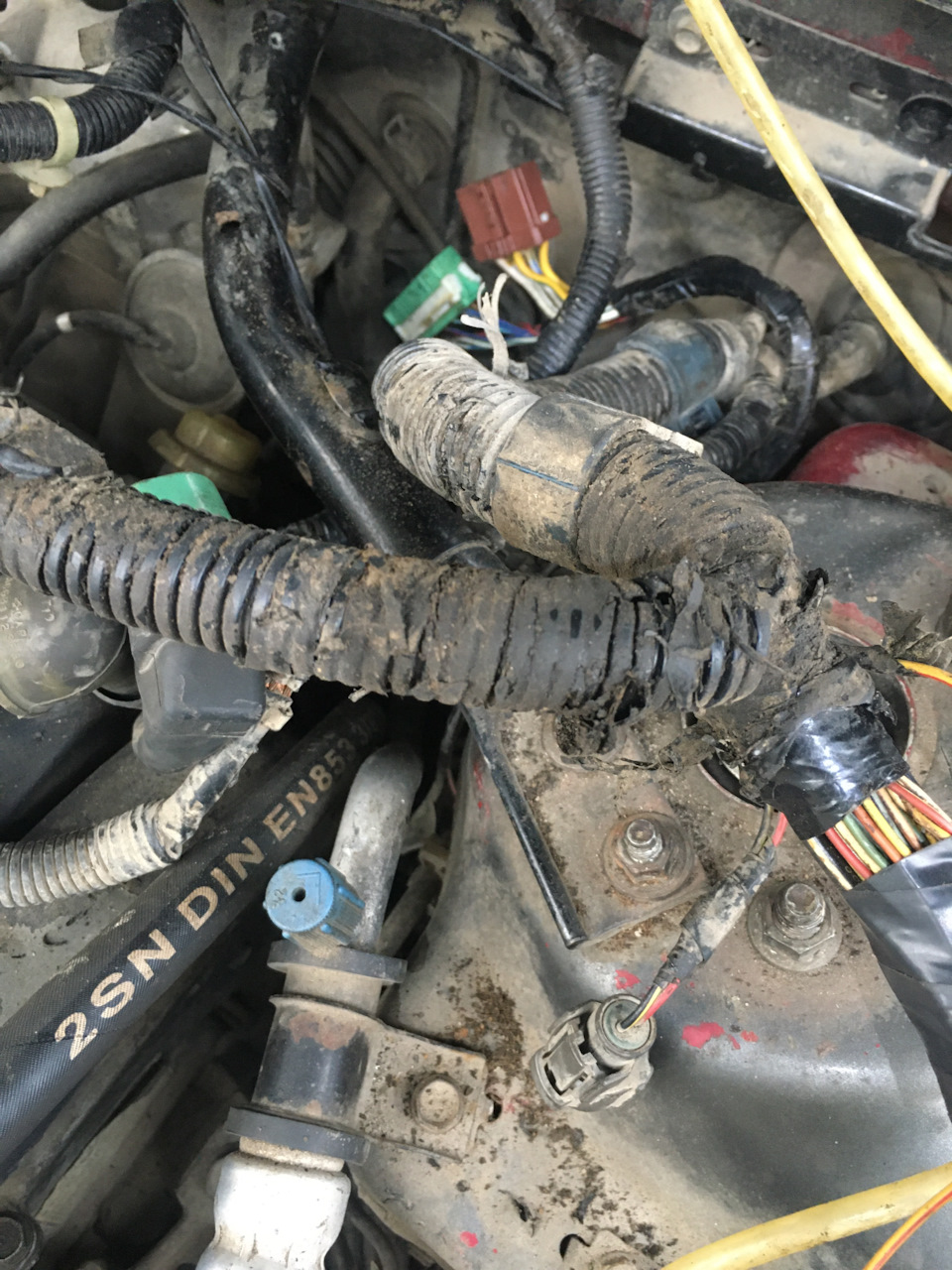 Патрубок теплообменника. Ремонт жгута проводов. Замена масла акпп ...