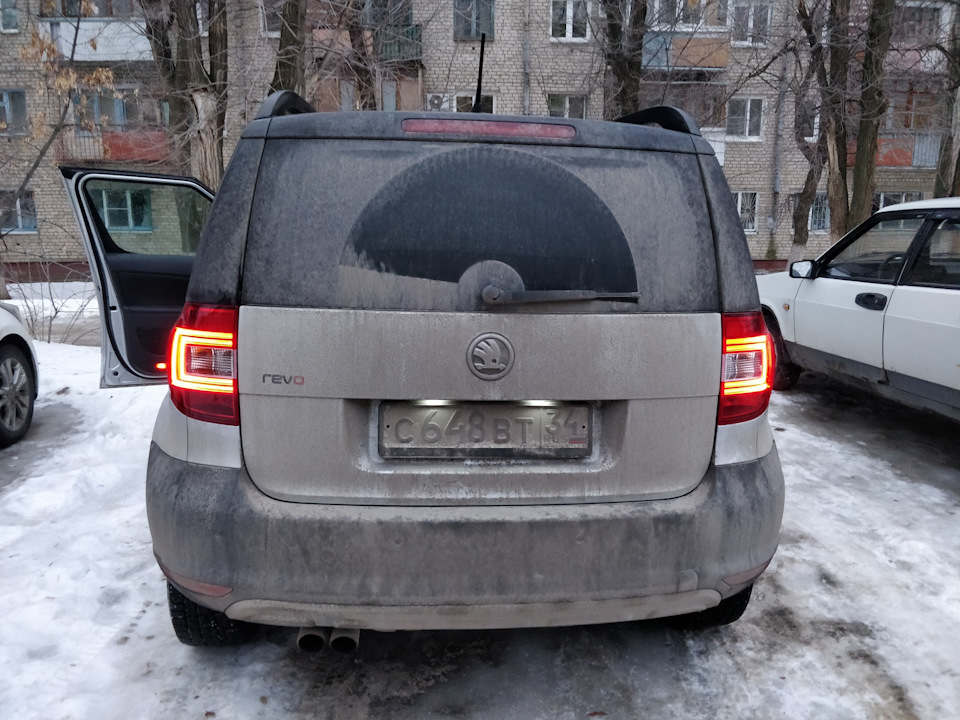 Фонари шкода йети. Skoda Yeti 2012 задние противотуманные фонари. Skoda Yeti фара задняя led. Задняя противотуманная фара Шкода Йети. Задние фары Шкода ети лед.