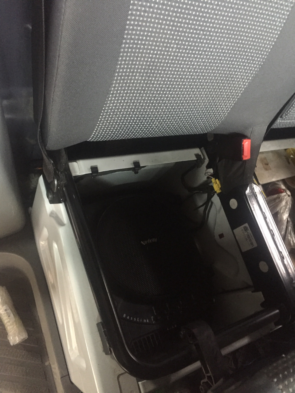 Сабвуфер под зад. — Mercedes-Benz Sprinter (2G), 2,2 л, 2009 года ...