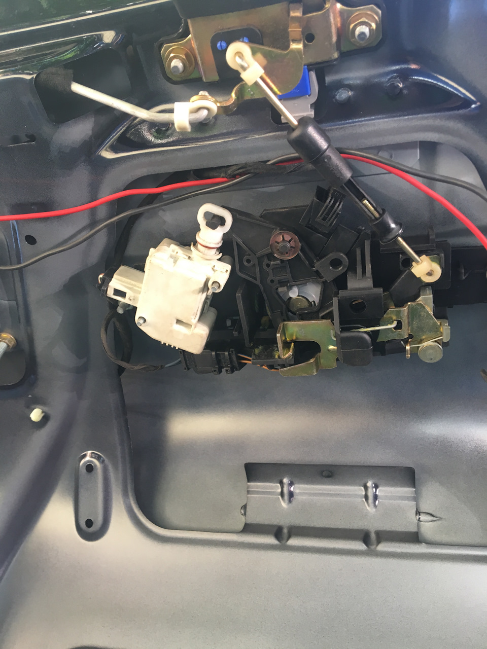 Замена электропривода замка багажника и расширительного бачка — Audi A6 ...