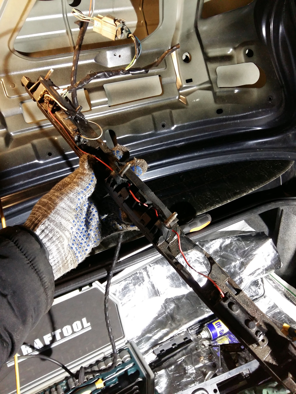 Далее состояние проводки, снятой планки над номерным знаком. Которая в себя включает: Подсветку номера Кнопку открывания багажника. — Volvo S80 (1G)