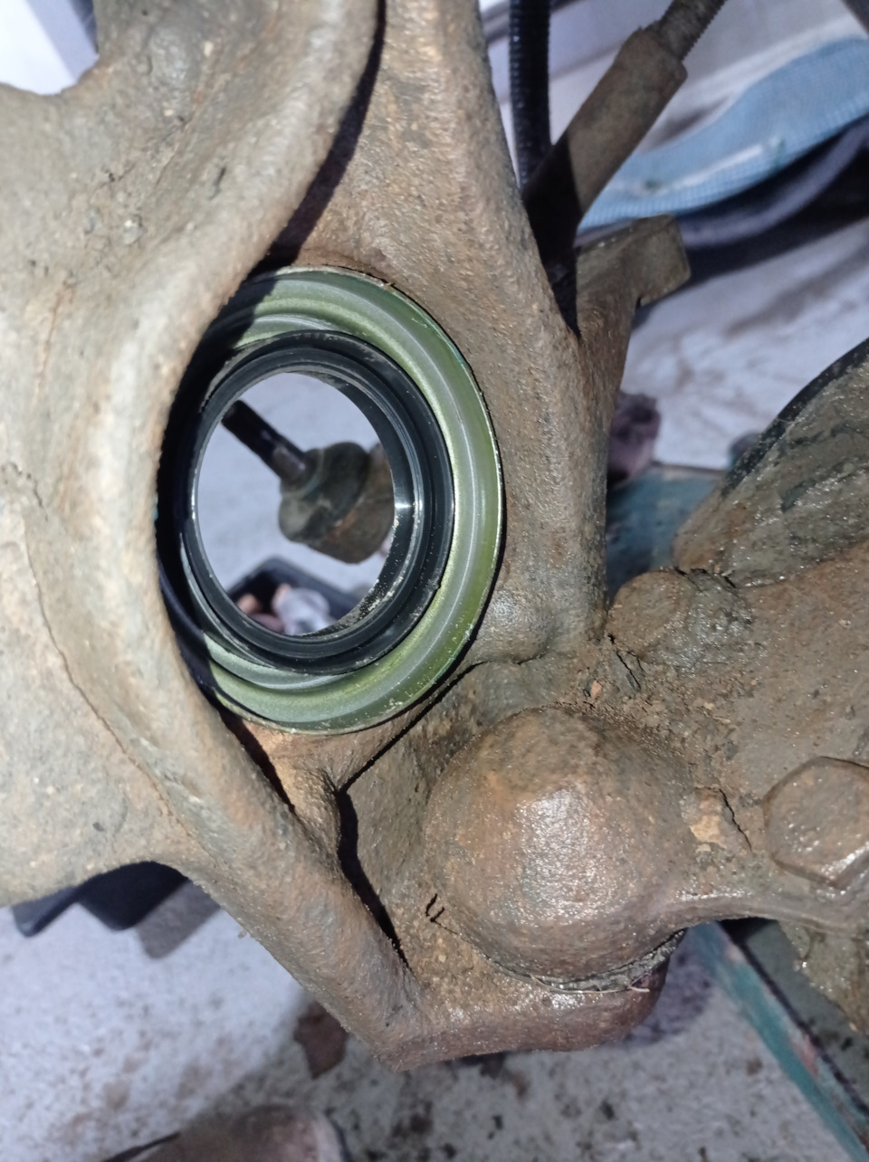 Сальник в поворотный кулак — Suzuki Escudo (2G)