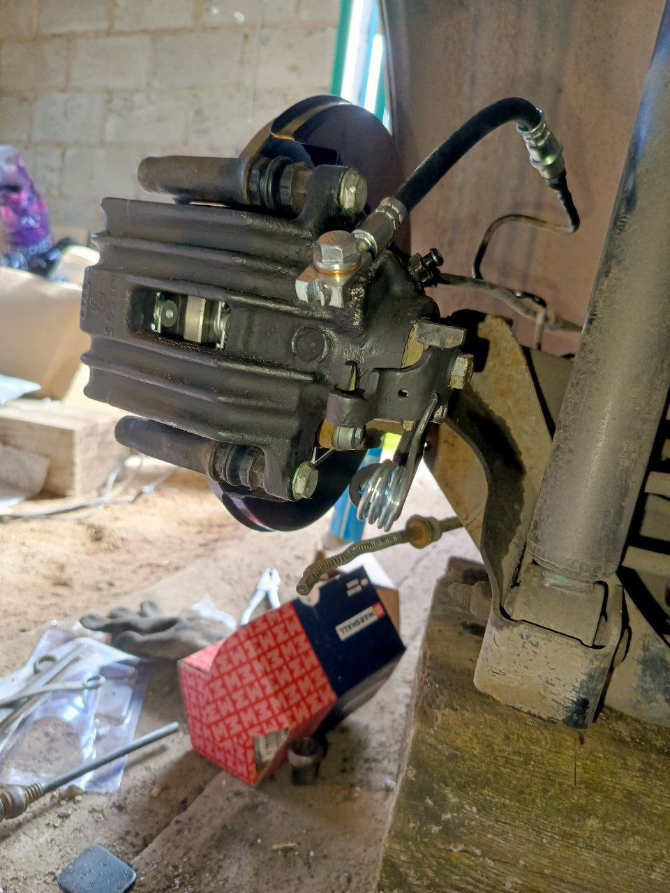 Суппорт на месте, все шланги подключены и готовы к прокачке тормозов. — Volkswagen Polo Sedan