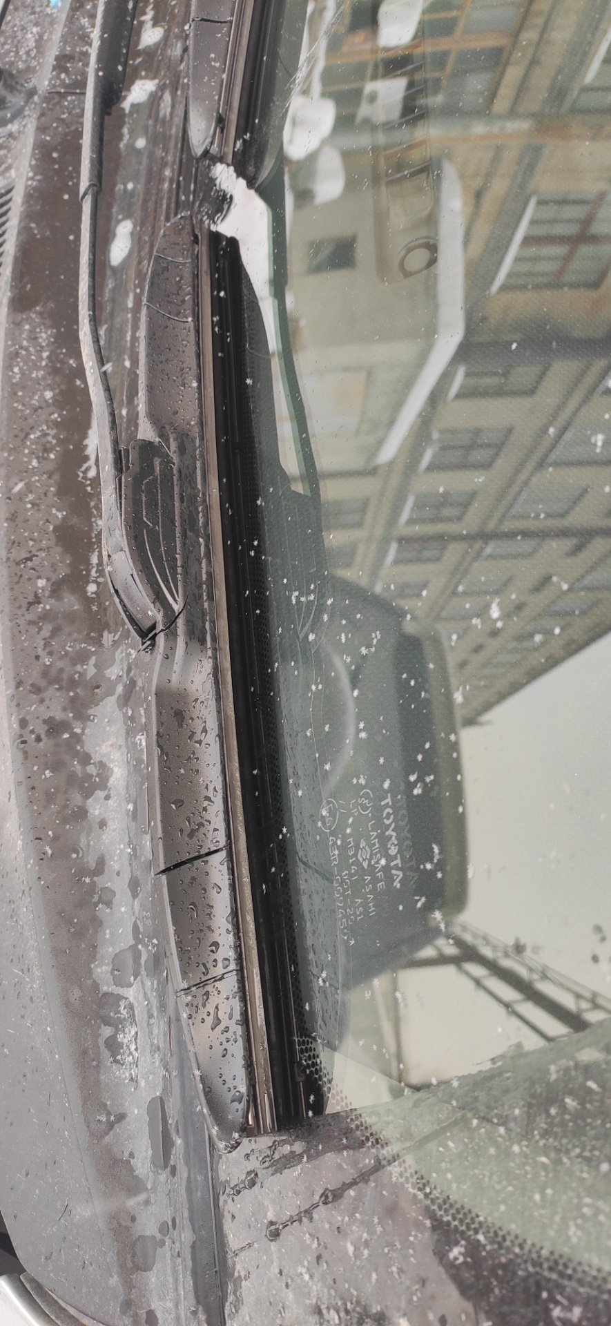 30. Замена щеток стеклоочистителя — Toyota Vitz (90), 1 л, 2006 года ...