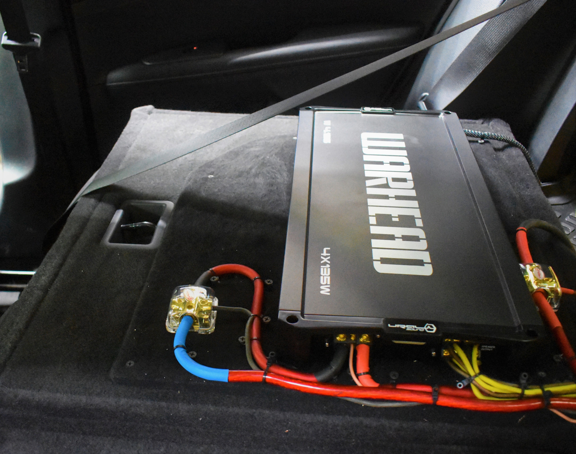 Заземление усилителя. Инструкция по установке усилителя. Крепление усилителя ra03m8894m. Схема подключения усилителя kenwood kac-ps527. Схема подключения усилителя и сабвуфера в авто.