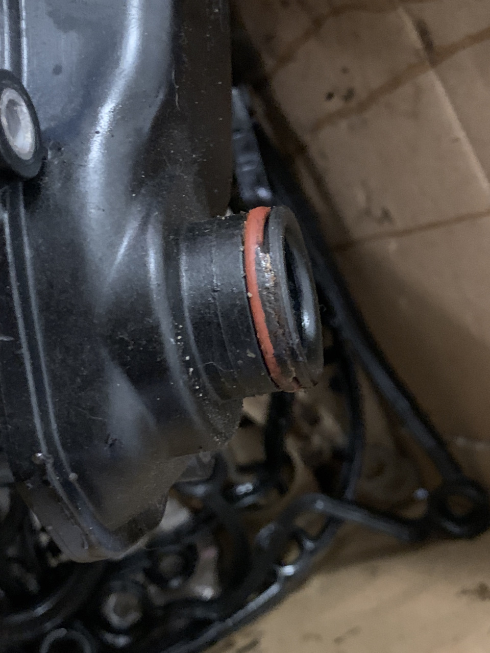 Он же. Видно следы коррозии с антифриза. Уплотнитель ссохшийся. — Porsche Cayenne (2G) 958