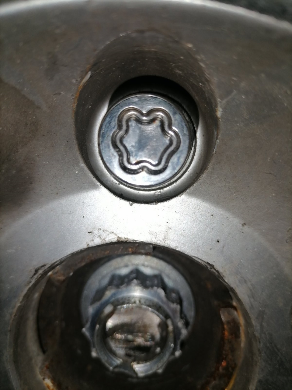 Как открутить секретку, если не подходит/нет ключа — Porsche Cayenne ...