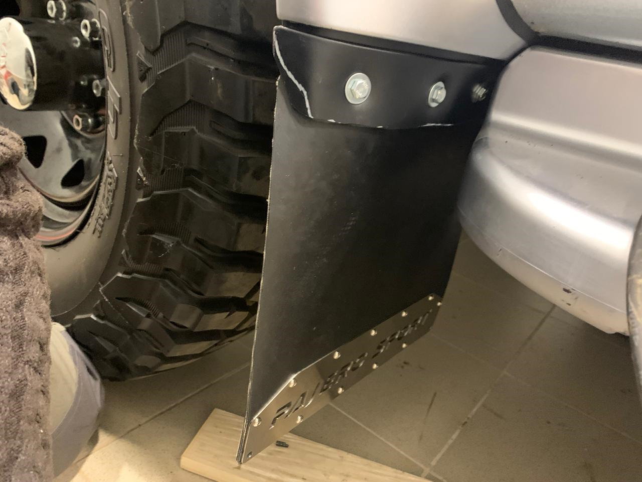 Задние брызговики на паджеро 4. Брызговики mitsubishi montero sport 2022. Крепление задних брызговиков паджеро 3 рестайл. Брызговики паджеро спорт 1. Брызговики паджеро спорт 1.