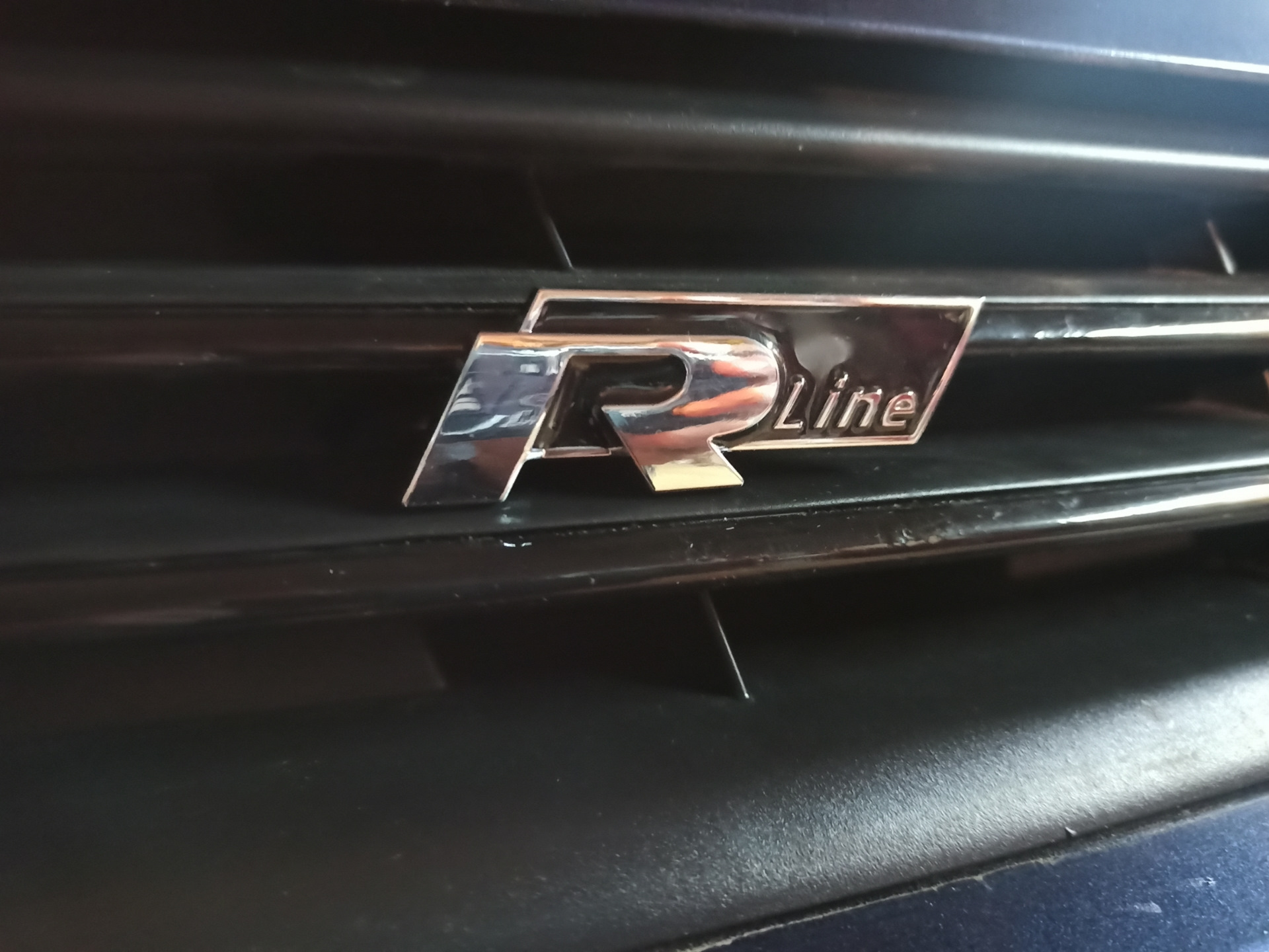 Шильдик r line. Шильдик r line тигуан 2. шильдик r-line на vw polo. шильдик на багажник поло седана. поло седан рест шильдик на багажник.