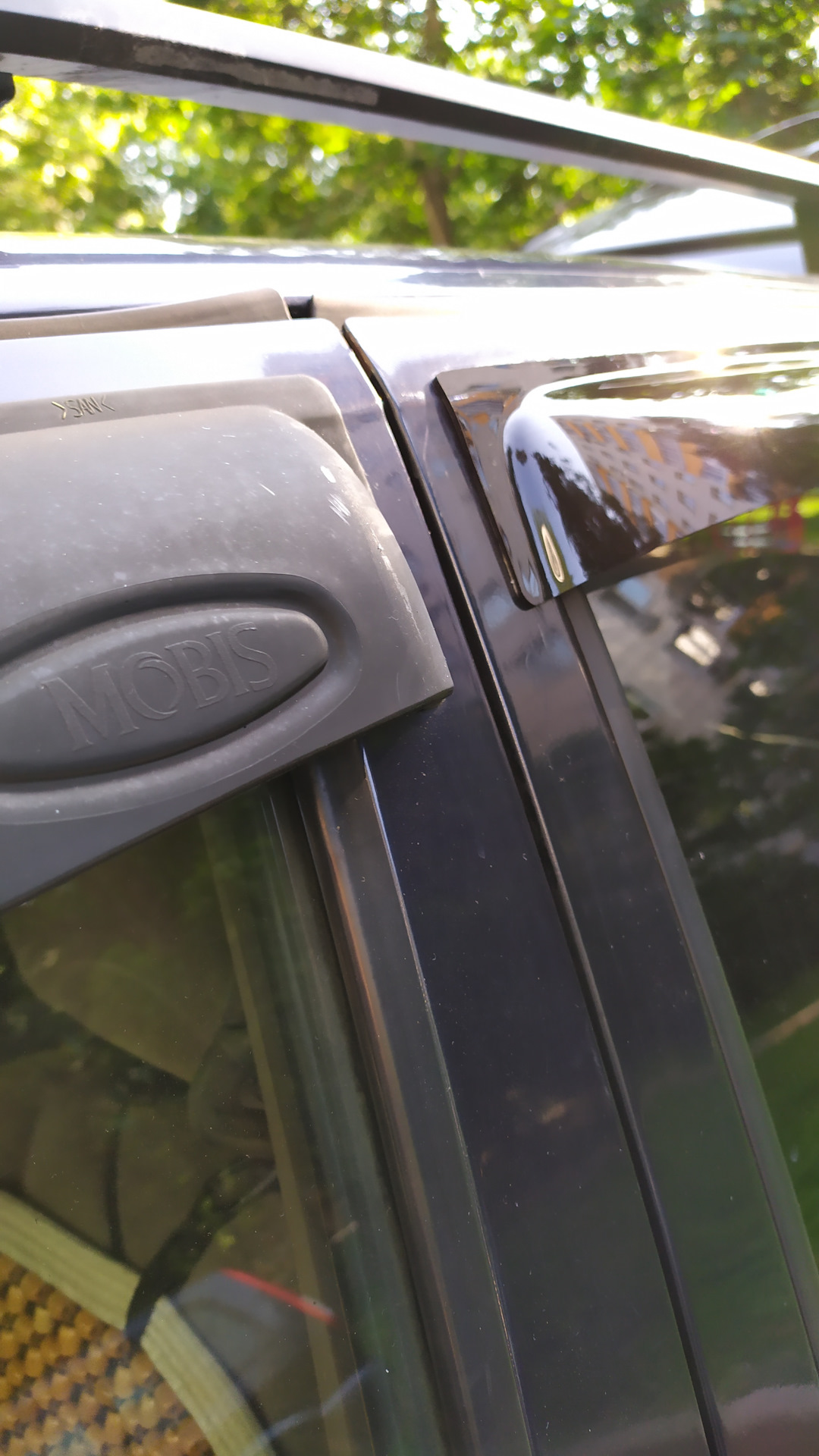 Дефлекторы на окна автомобиля. Как поменять дефлекторы. Дефлектор на двери автомобиля. Дефлекторы додж караван 3. Водостоки от приоры.