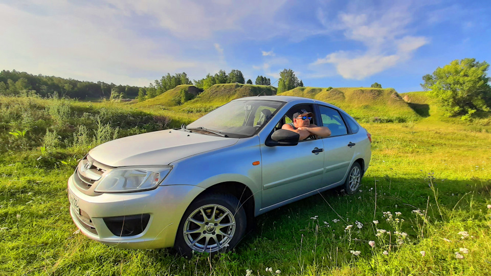 Lada Granta ржавая. Лада Гранта отзывы реальных владельцев. Фото Лады Гранты с ржавым багажником. Лада лифтбек отзывы автоледи.