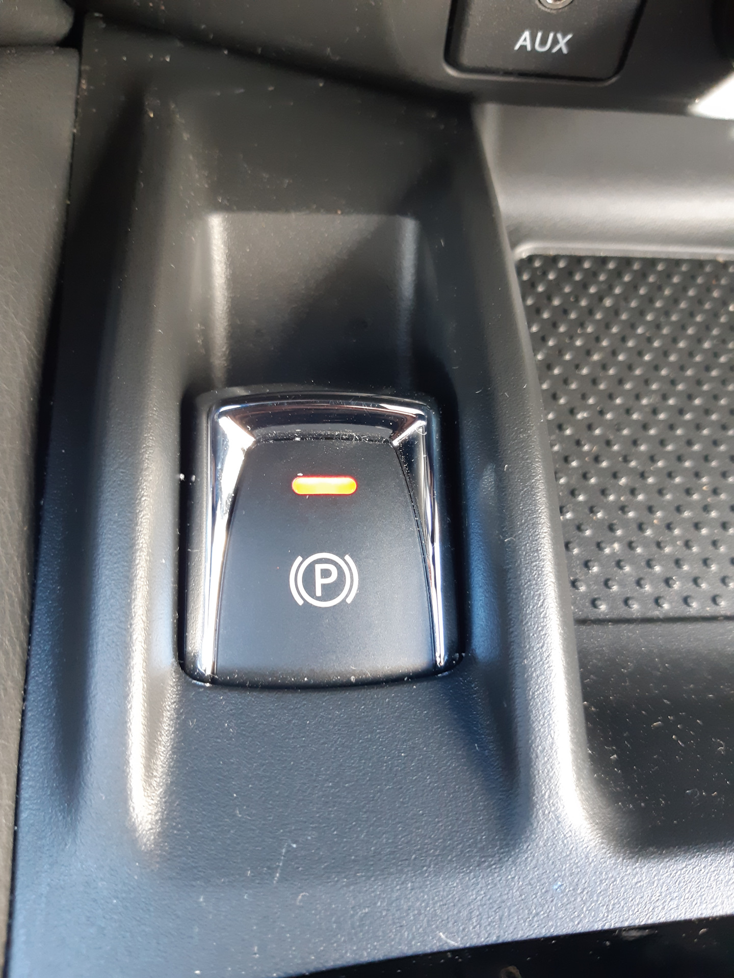 Стояночный тормоз ниссан кашкай. Nissan Pathfinder 2014 кнопка стояночного тормоза. Nissan Murano кнопка ручника. Кнопка электро ручника Nissan x-Trail. Электро ручник Qashqai 11.