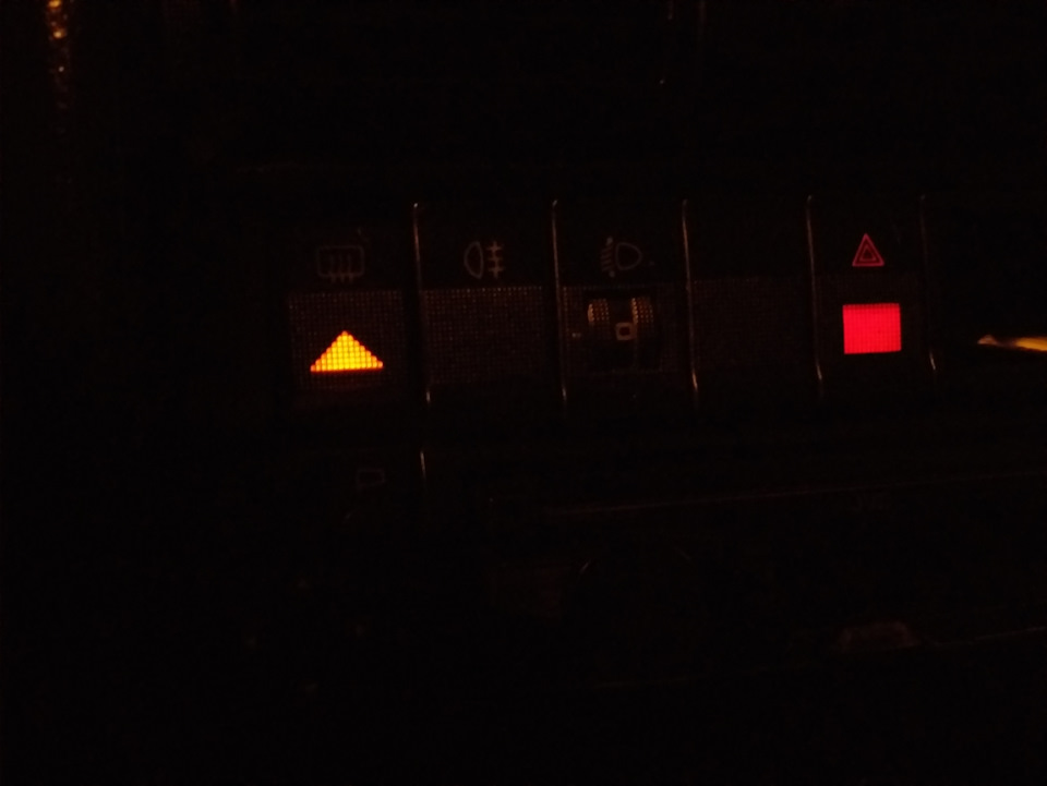 Работает печка обогрев заднего стекла дворники при выключенном ...