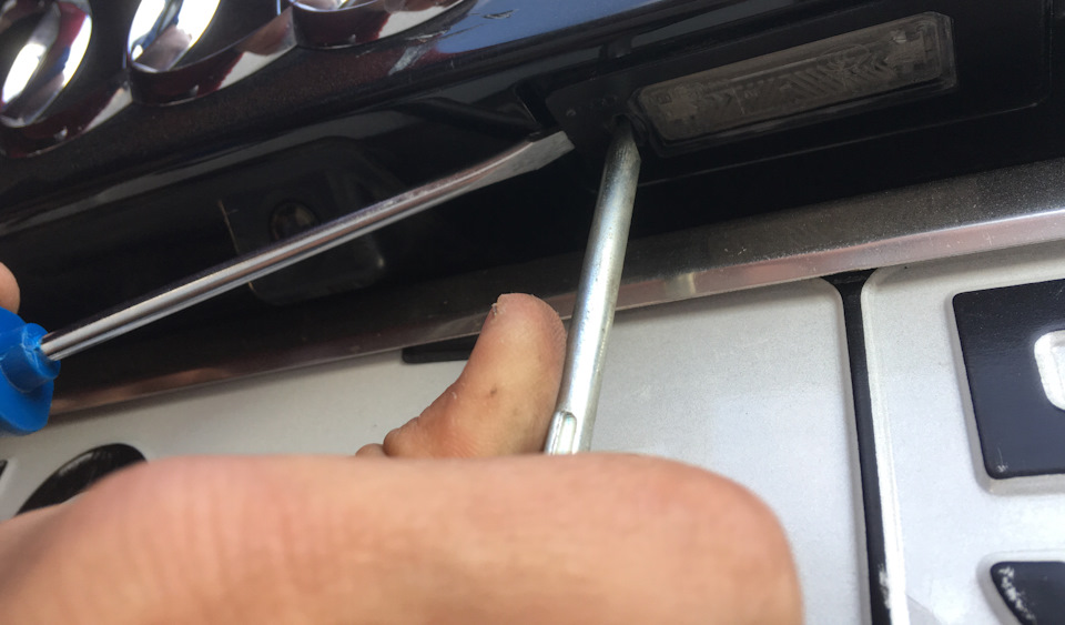 Замена лампочек в подсветке номерного знака — Audi A7 Sportback (1G), 3 ...