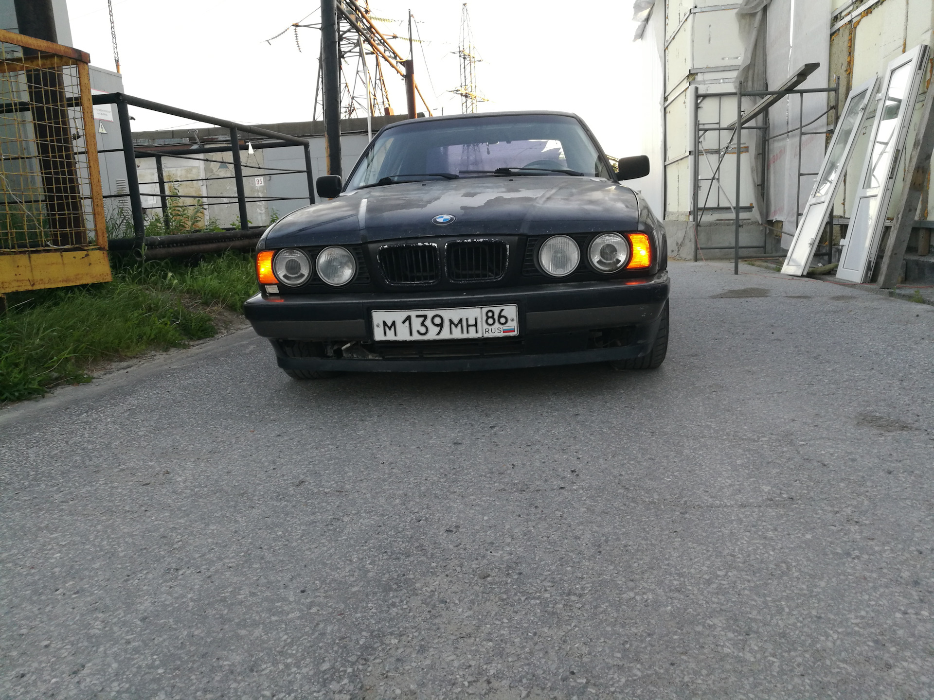 Е34 узкая. BMW e34 широкая морда. БМВ е34 широкая морда. Серебристая е34 узкая морда. BMW e34 узкая и широкая морда.