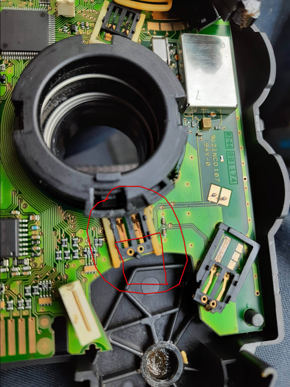 Фиксатор дальнего света должен выступать за край платы и фиксироваться в пазе переключателя дальнего света — Citroen C5 (1G)