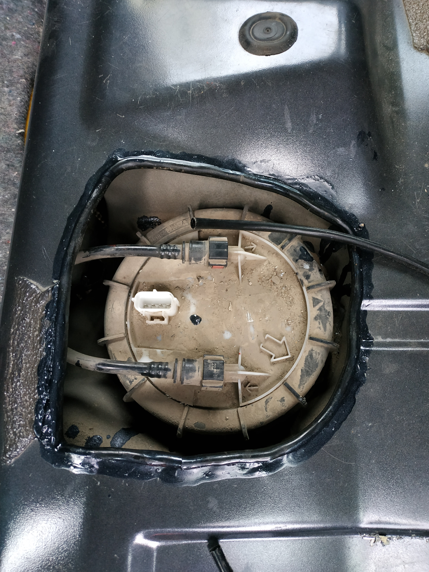 ЛючОк для бензонасоса — Ford Fiesta (Mk V), 1,6 л, 2007 года | своими ...