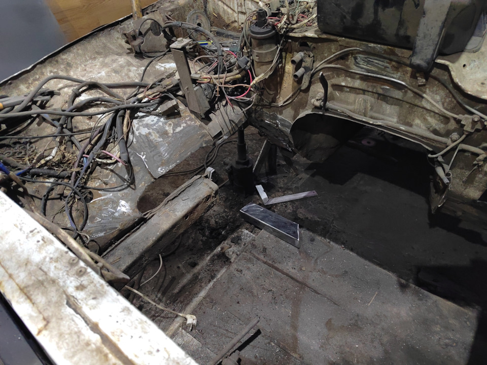 Лонжерон из профильной трубы. Правый — Lada 4x4 3D, 1,7 л, 1989 года ...