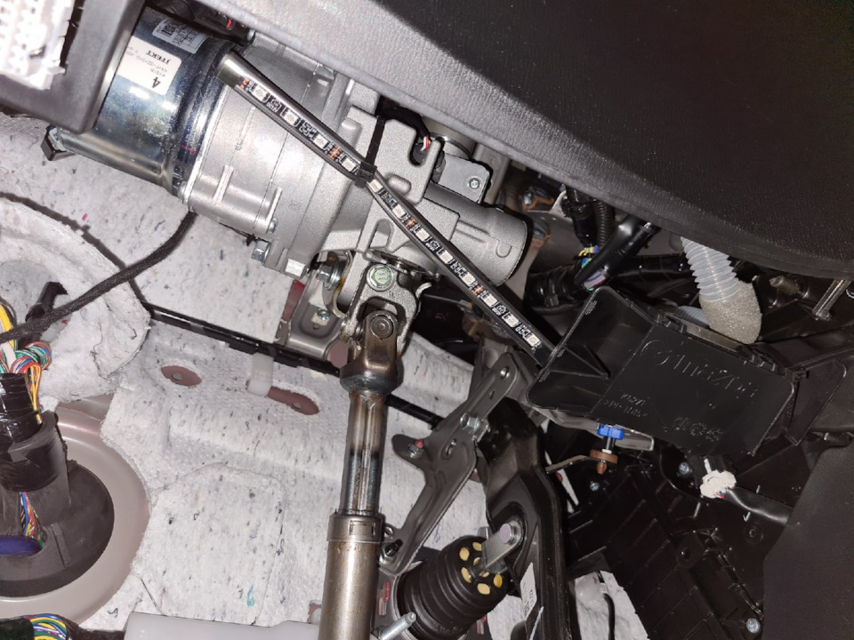 с водительской стороны зацепил за усилитель руля. Вообще больше всего с этим местом ковырялись тк реально фиг за что зацепишь — Mazda CX-5 (1G)