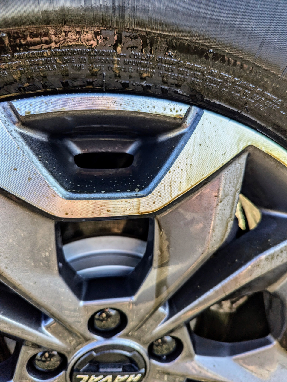 Вот такая грязь стекает с резины после Shine Systems Tire&Wheel Cleaner — Haval Dargo