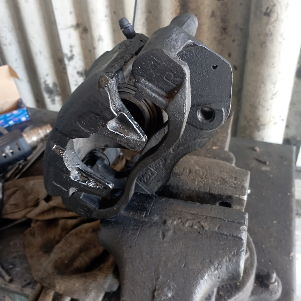 Передний суппорт — Mitsubishi Pajero (2G), 2,5 л, 1995 года | плановое ...