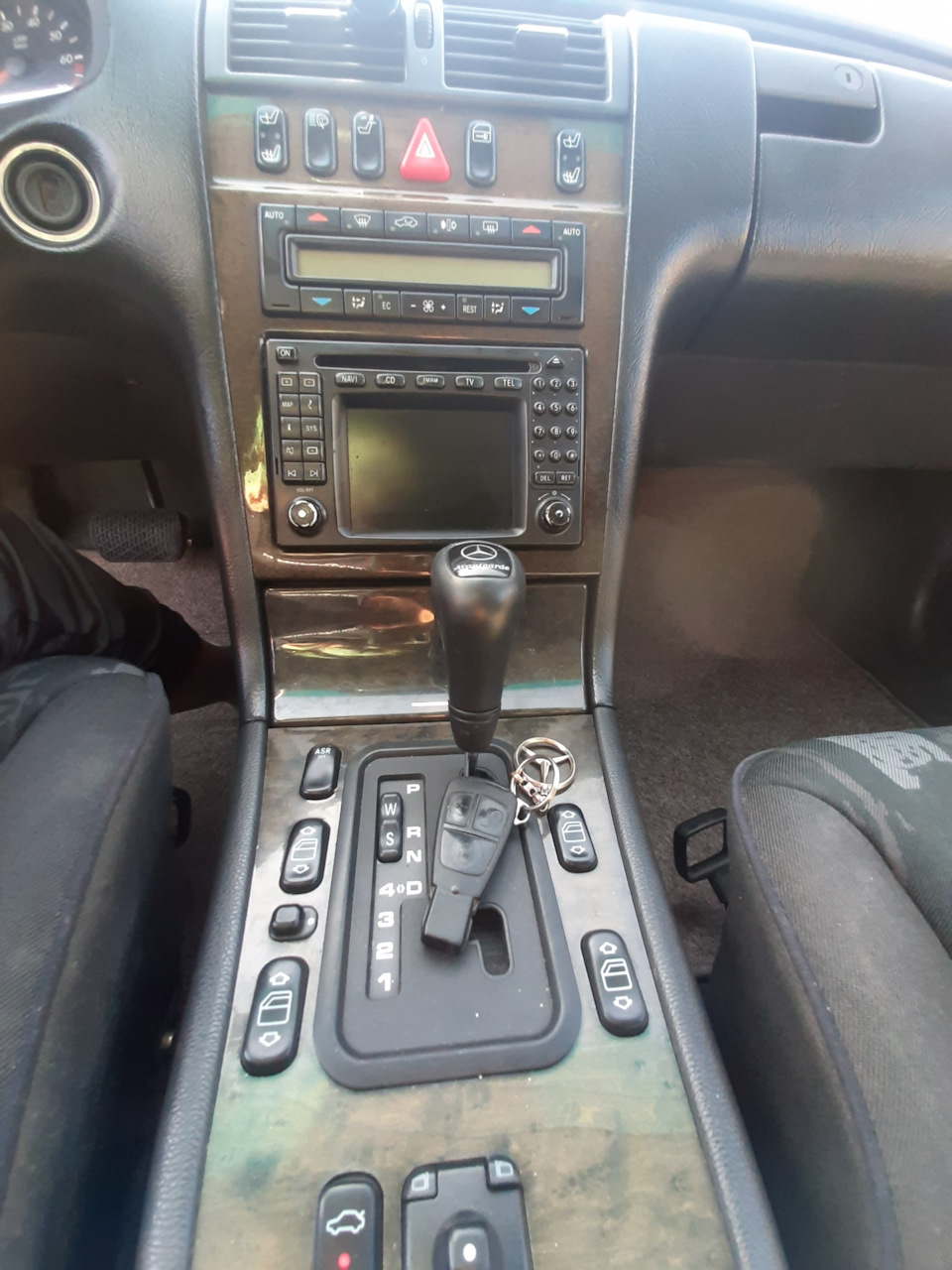 Первым делом было принято решение поменять магнитолу. — Mercedes-Benz E ...