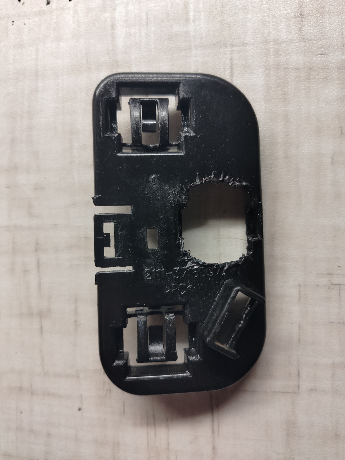 Патроны вместо плат задних фонарей. Замена упоров задней двери — Lada ...