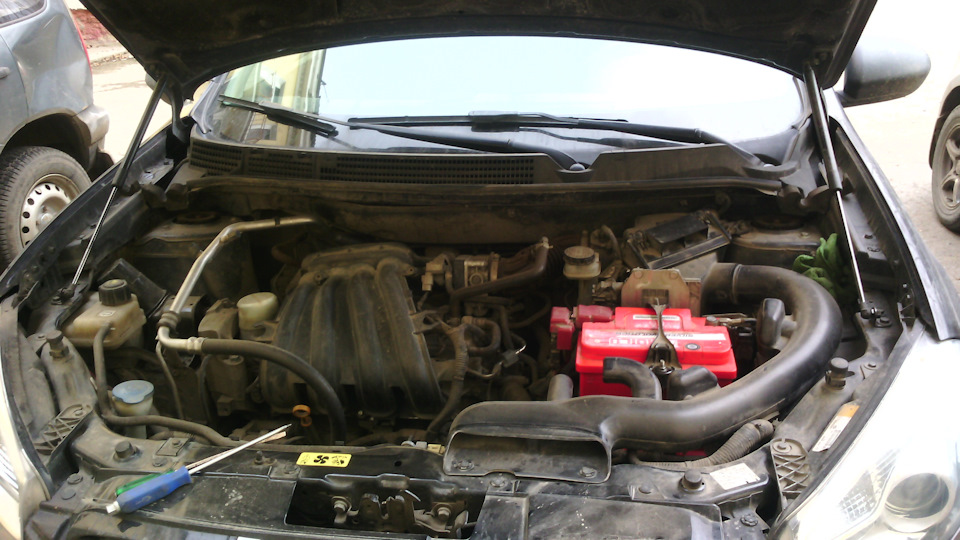 Газовые упоры под капот. — Nissan Qashqai (1G), 1,6 л, 2012 года ...
