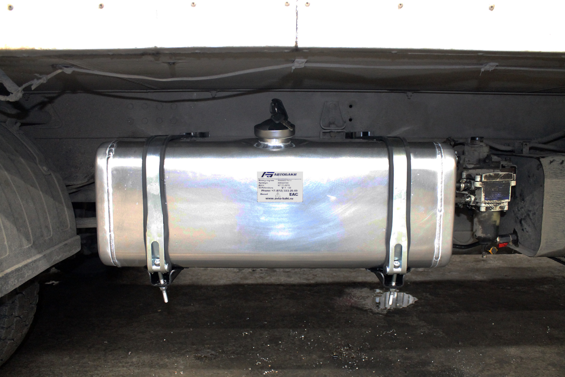 Mitsubishi fuso euro 5 топливный фильтр. Мтз 1221. Бак увеличенного объема land cruiser 100. Дополнительный топливный бак toyota land cruiser 200. Митсубиси фусо дополнительный топливный бак.