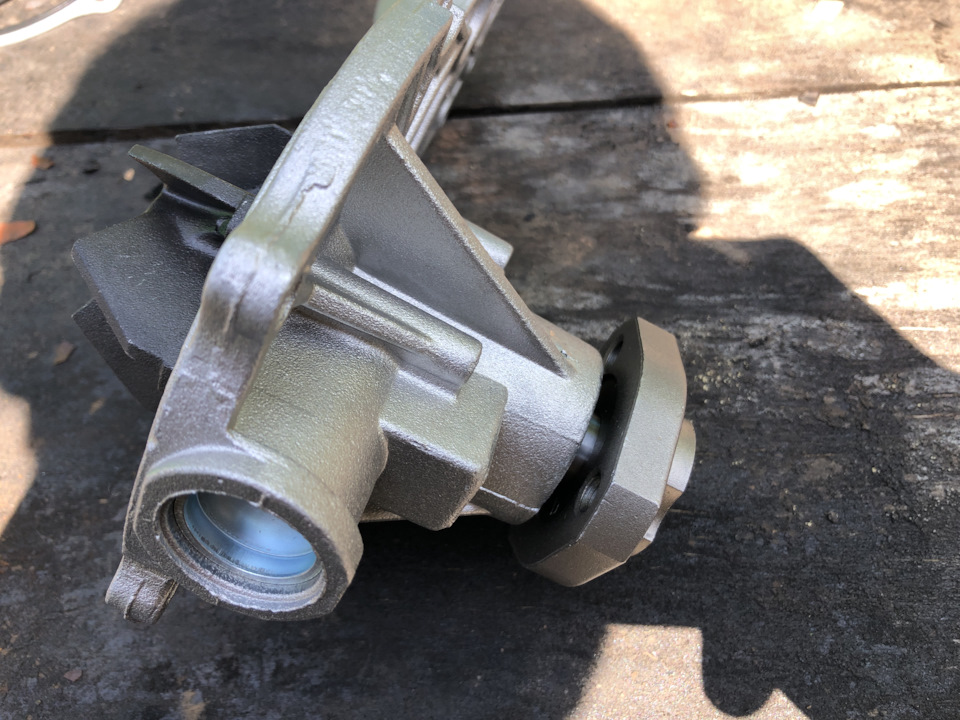 Помпа ОЖ (водяной насос) INA 538033910 — Volkswagen Golf GTI Mk3. Запчасти на фото: 538033910