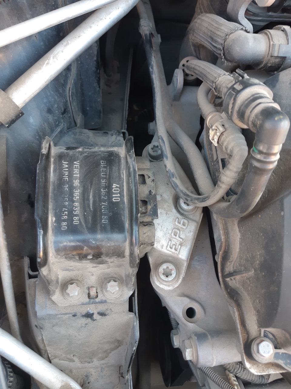 Замена опоры двигателя(подушки) — Peugeot 308 (1G), 1,6 л, 2011 года ...