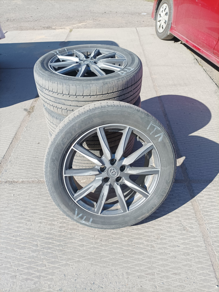 Шины летние Yokohama 215/55 R17, литые диски Toyota 7Jx17 ET45 5x100 на ...