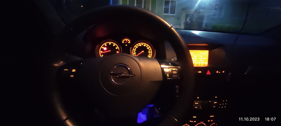 Моргает приборная панель. Отключаются другие приборы. — Opel Astra H, 1 ...